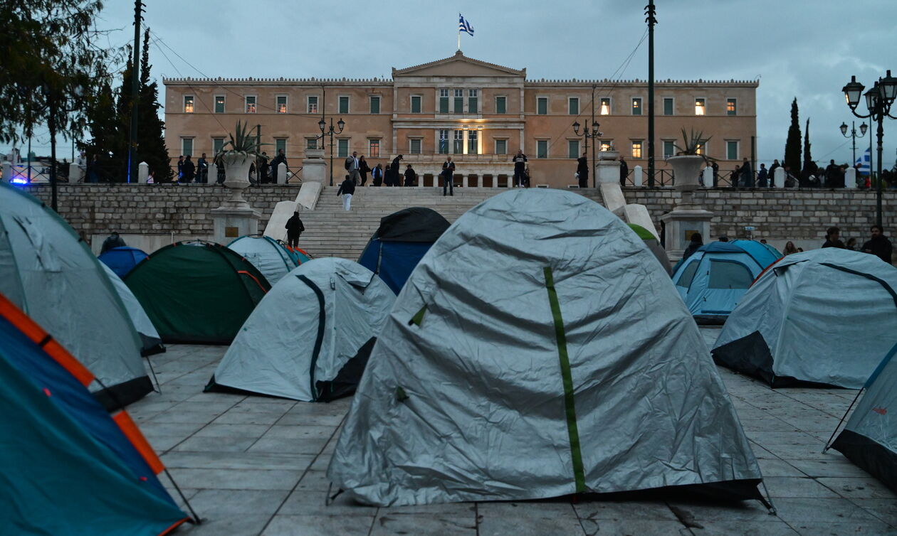 Φοιτητές: «Αφού δεν μας ακούνε, θα μας δούνε» - Με γαλλική συνταγή στήνουν σκηνές στο Σύνταγμα