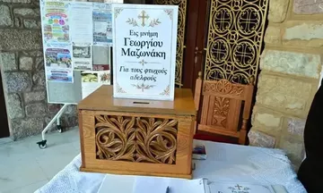  Μνημόσυνο Μαζωνάκη: Στην εκκλησία οι πρώτοι φίλοι και θαυμαστές, ανάβουν κεριά και γράφουν ευχές 