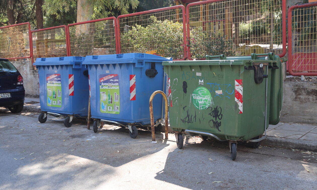 Πώς έπεισαν 75χρονη να αφήσει 45.000 ευρώ και χρυσαφικά σε κάδο σκουπιδιών