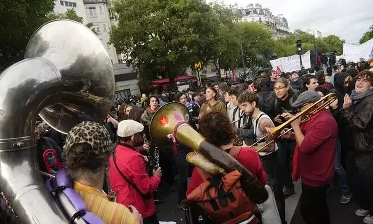 «Φρούριο» η Γαλλία για τις νέες διαδηλώσεις – Κλειστά μουσεία και καταστήματα και χιλιάδες αστυνομι