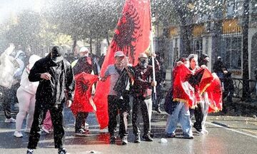 Αλβανία: Διαδηλωτές του Δημοκρατικού Κόμματος καίνε τα καθίσματα διαλόγου