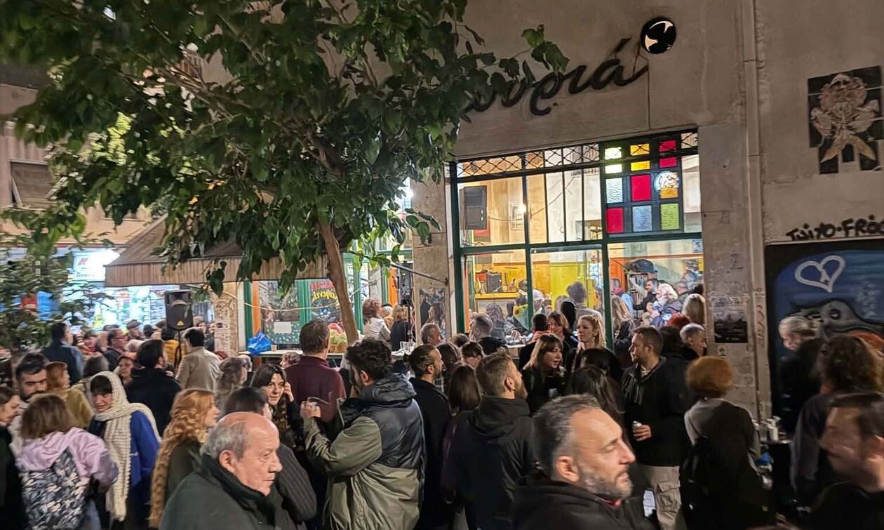 Εξάρχεια: Πλήθος κόσμου στο «αντίο» της θρυλικής «Μουριάς»